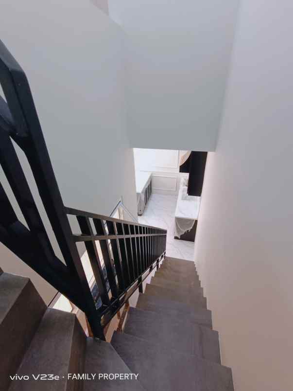 dijual rumah jln raya nusa loka bsd