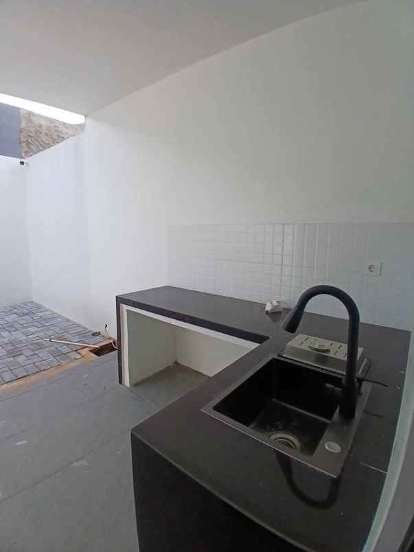 dijual rumah kav ui barat
