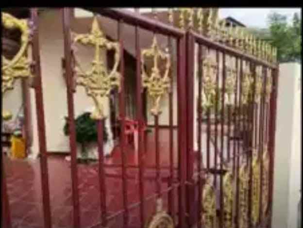 dijual rumah kayu putih