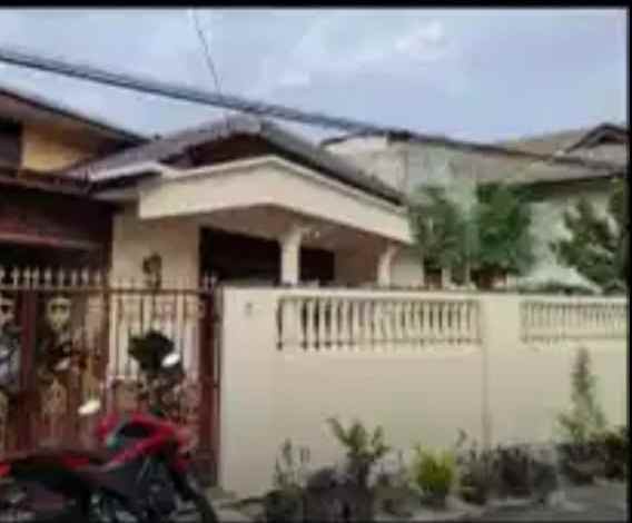 dijual rumah kayu putih