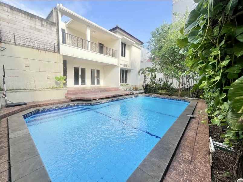 dijual rumah kemang barat