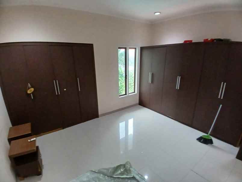 dijual rumah kemang barat