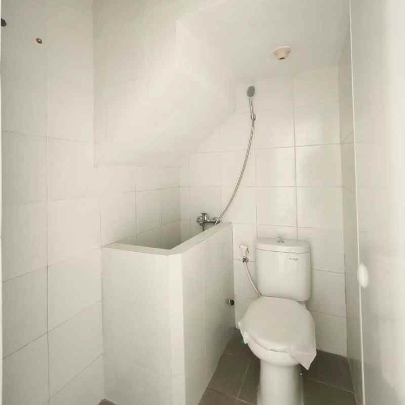 dijual rumah kencana residence