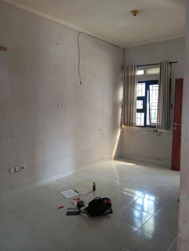 dijual rumah komplek sariwangi