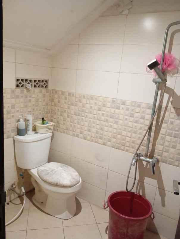 dijual rumah komplek sariwangi