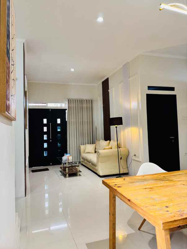 dijual rumah komplek sariwangi