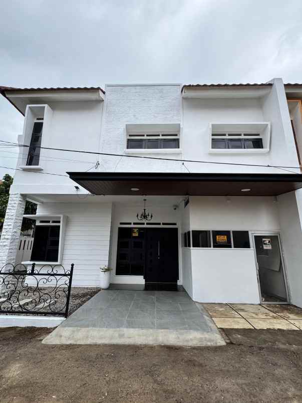 dijual rumah komplek sariwangi