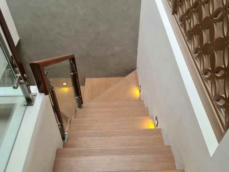 dijual rumah lokasi dekat ke mall arion