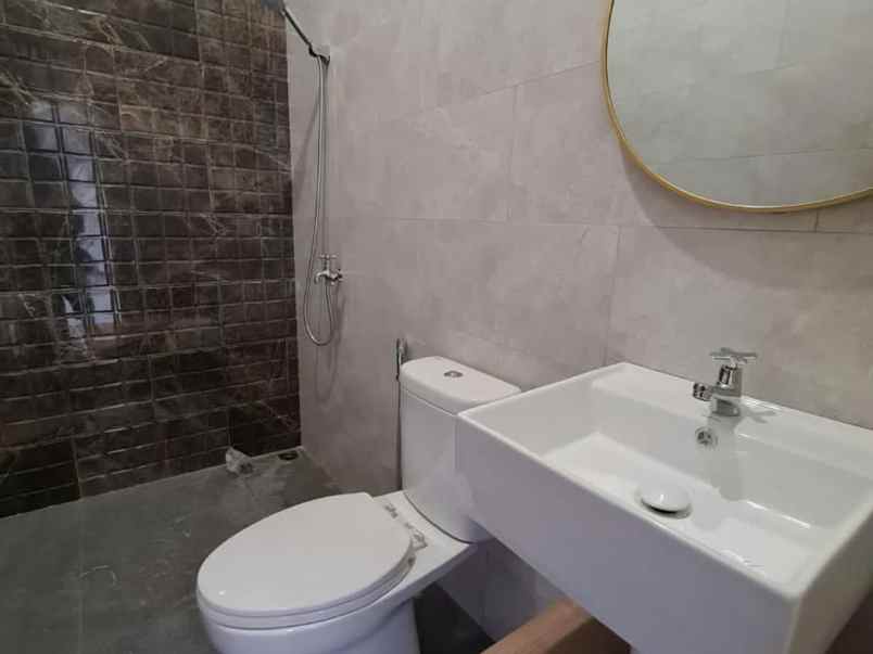 dijual rumah lokasi dekat ke mall arion