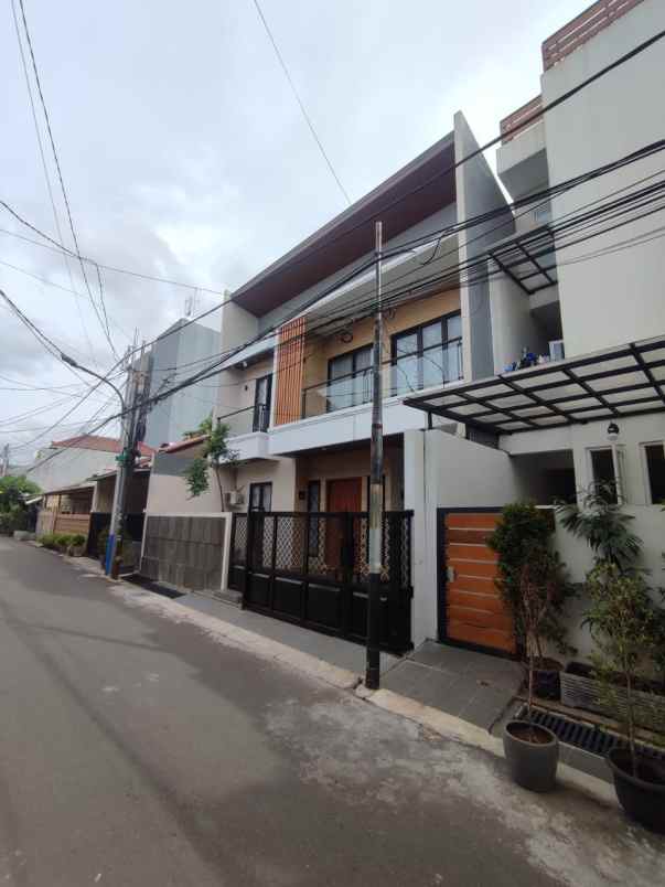 dijual rumah lokasi dekat ke mall arion