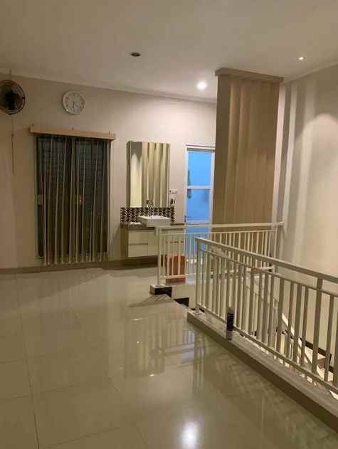 dijual rumah manyar
