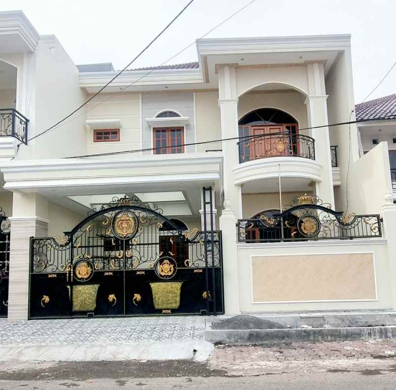 dijual rumah manyar