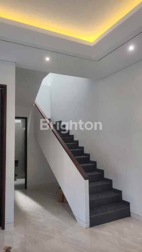 dijual rumah manyar indah