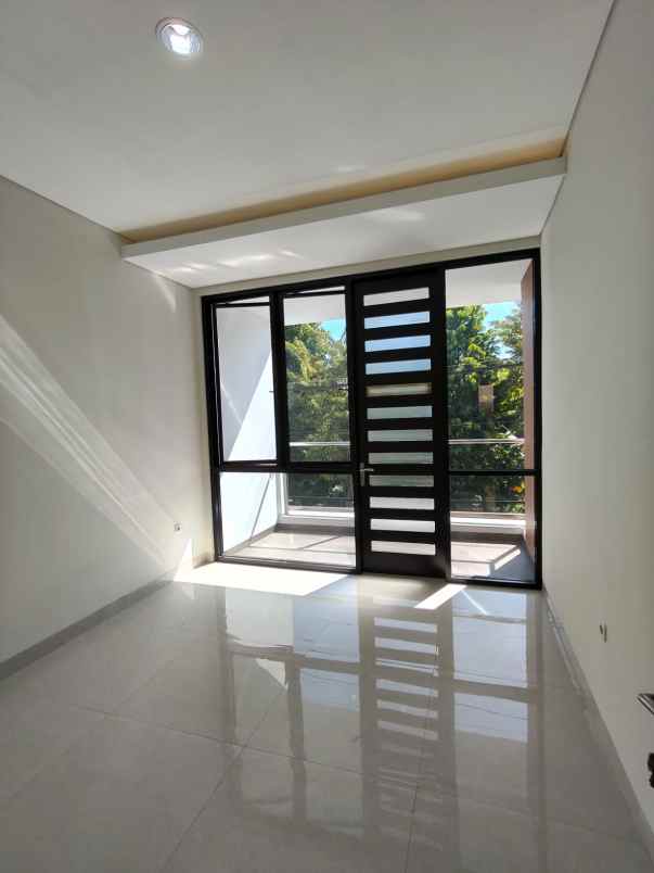 dijual rumah manyar tirto