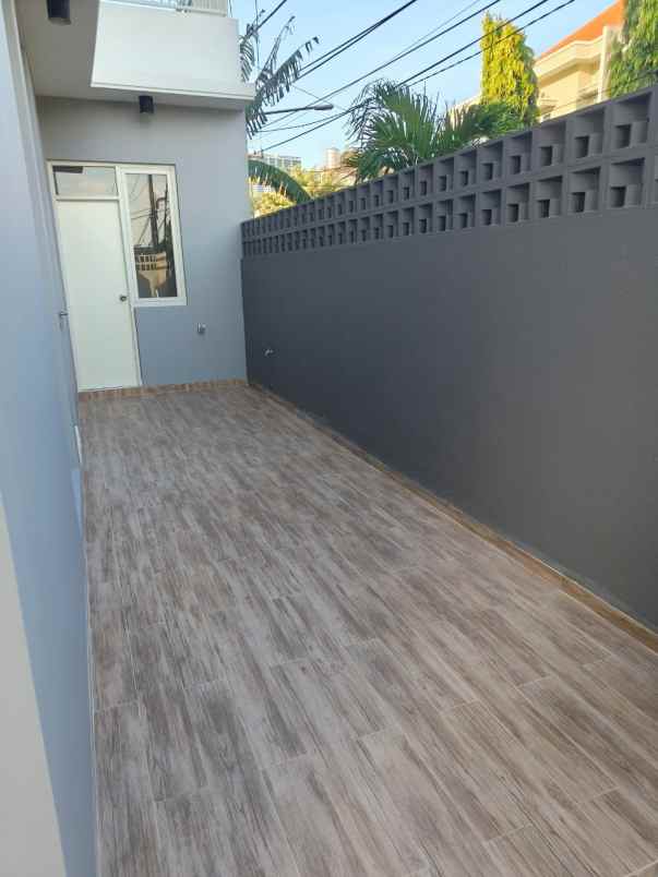 dijual rumah manyar tirtoyoso