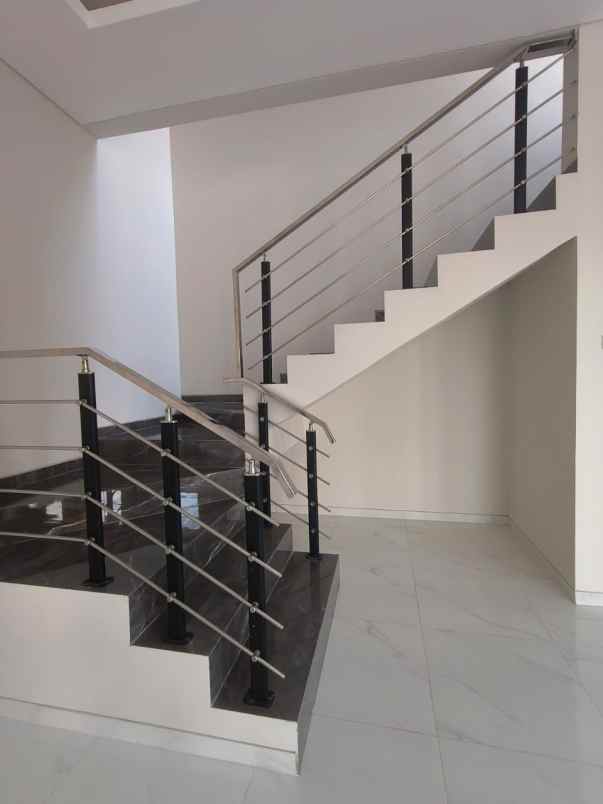 dijual rumah manyar tirtoyoso