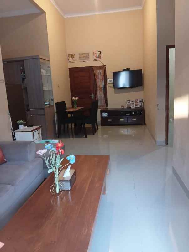 dijual rumah margodadi