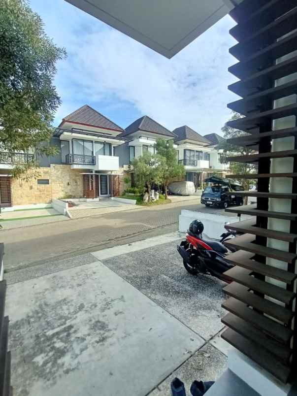 dijual rumah mewah 2 lantai dekat kampus poltek