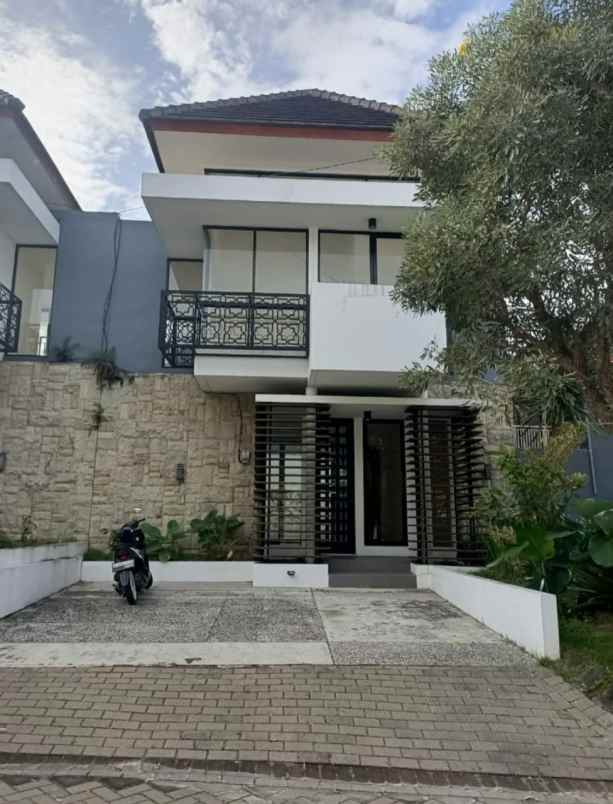 dijual rumah mewah 2 lantai dekat kampus poltek