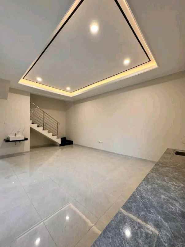 dijual rumah nginden intan