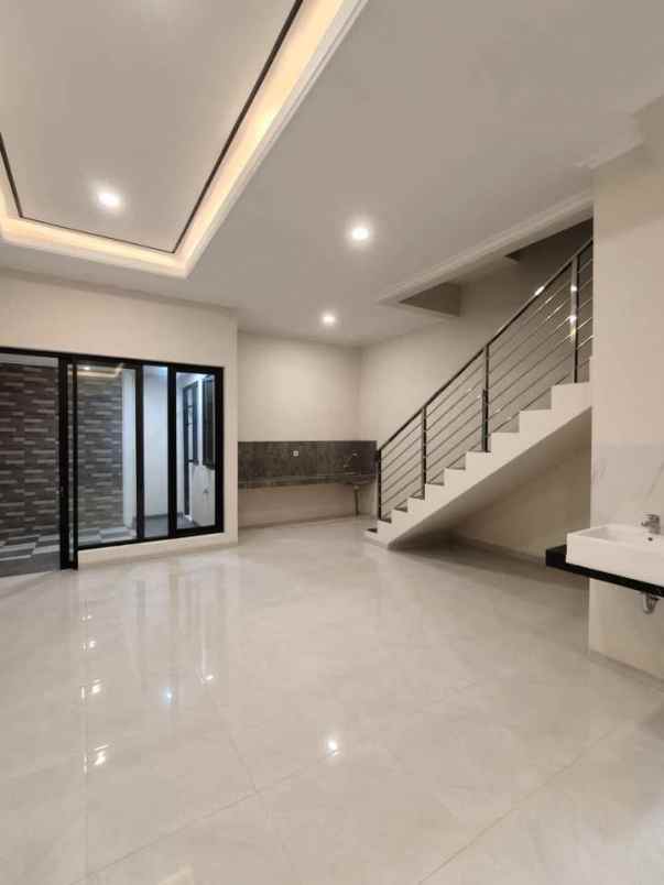 dijual rumah nginden intan