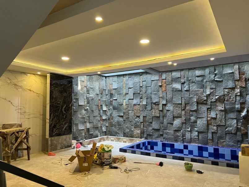 dijual rumah pakuwon city