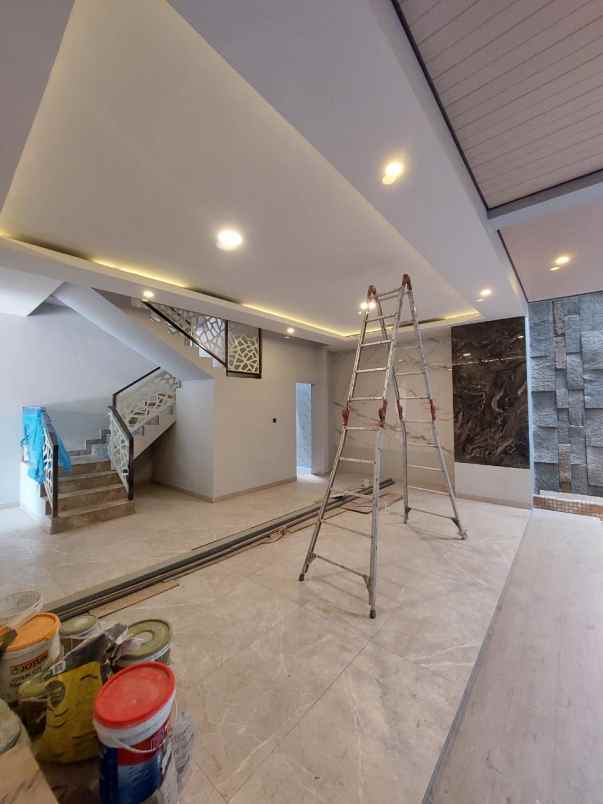 dijual rumah pakuwon city