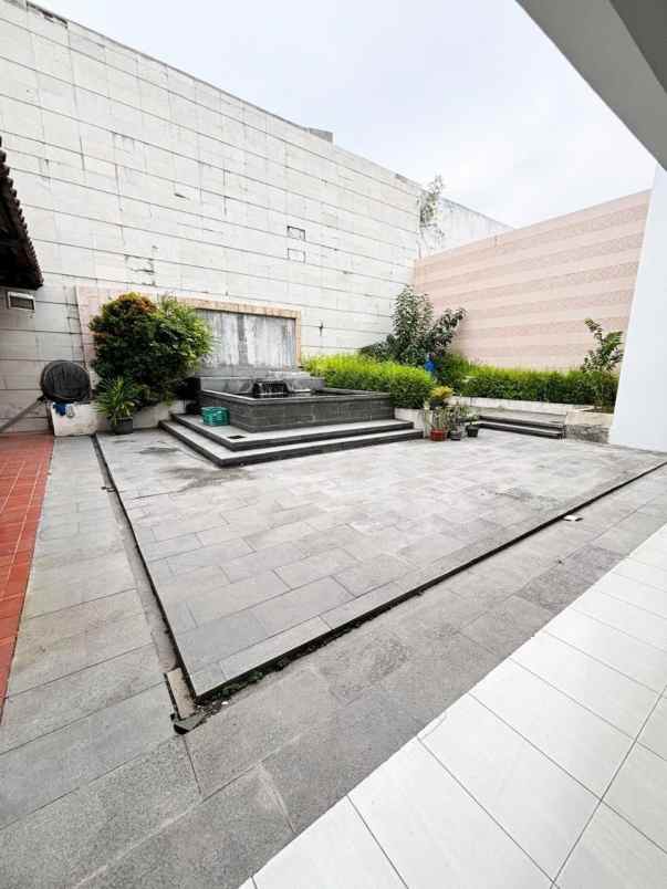 dijual rumah raya dharmahusada indah