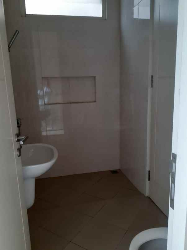 dijual rumah royal residence
