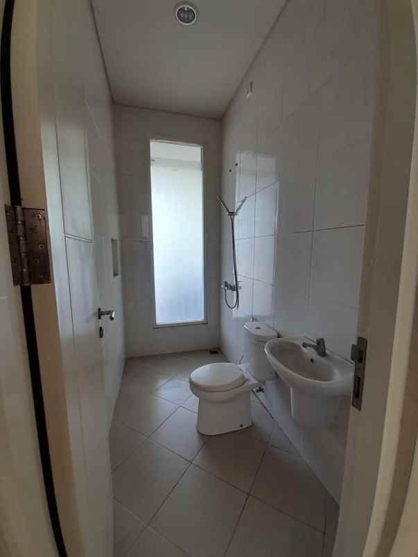 dijual rumah royal residence