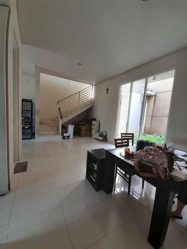 dijual rumah royal residence