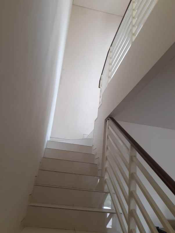dijual rumah royal residence