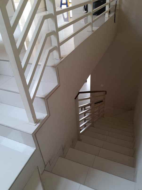 dijual rumah royal residence