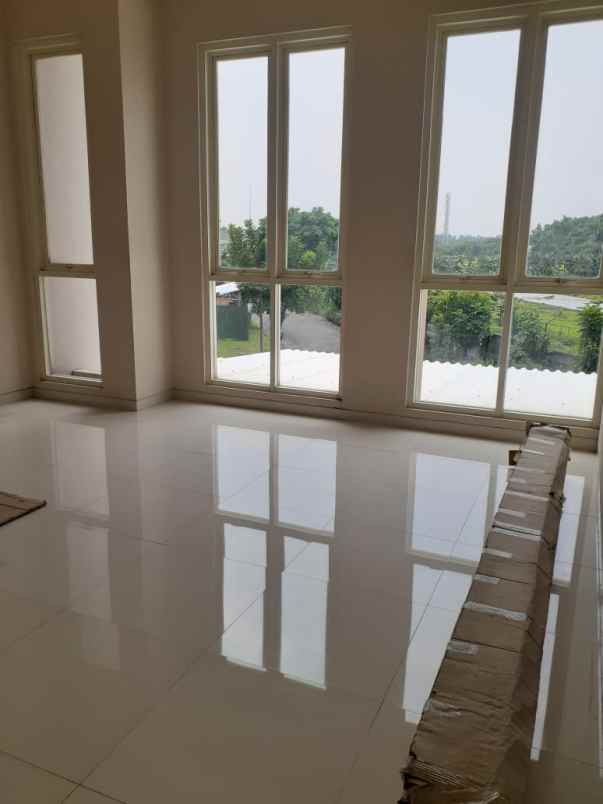 dijual rumah royal residence