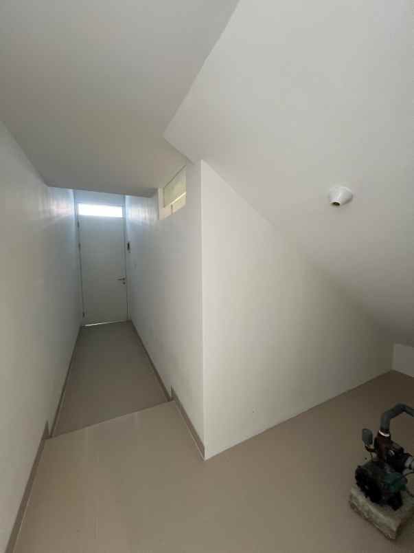 dijual rumah royal residence