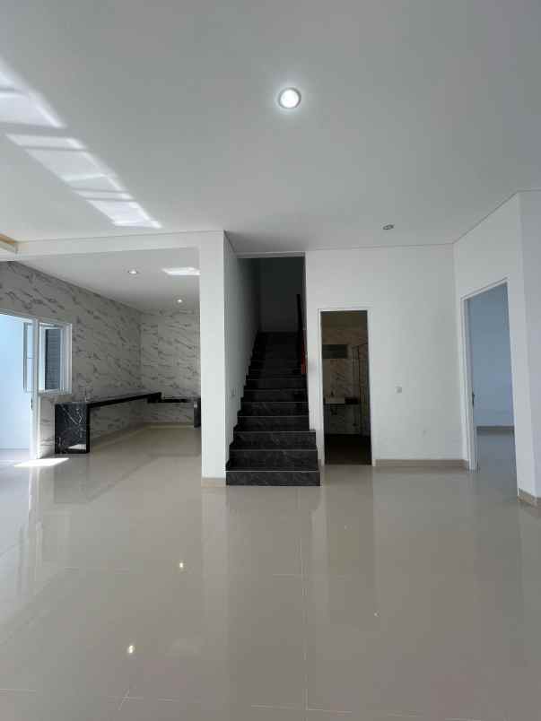 dijual rumah royal residence