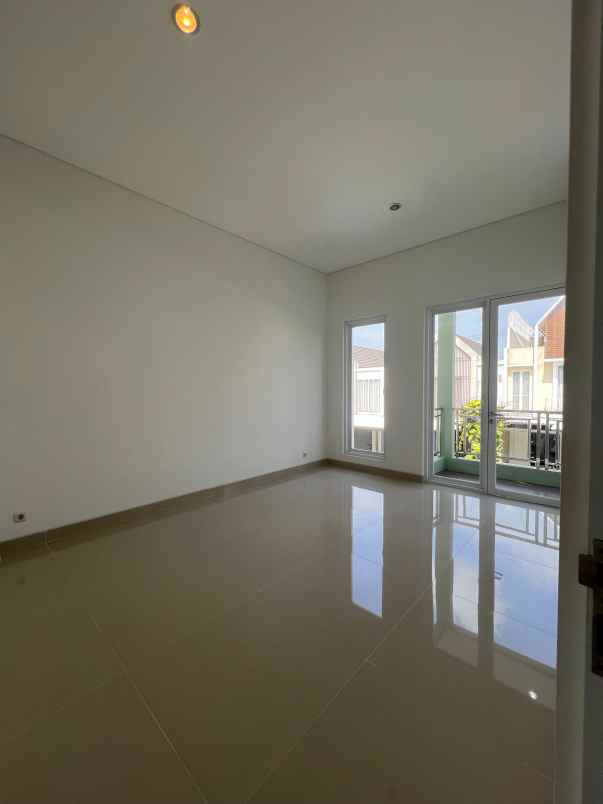 dijual rumah royal residence