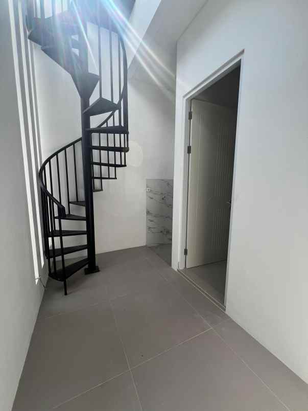 dijual rumah royal residence