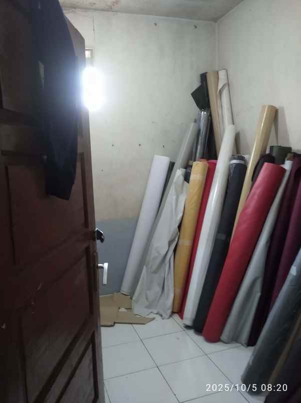 dijual rumah semi usaha lokasi strategis depan pabrik
