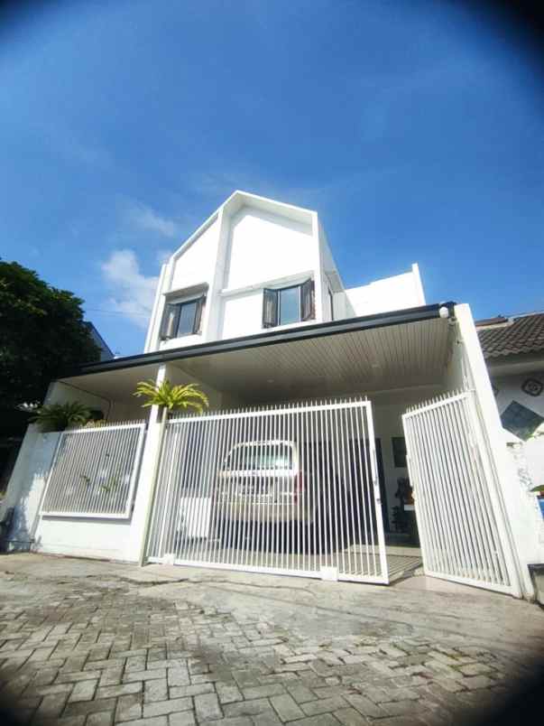 dijual rumah siap huni 2 lantai di blimbing