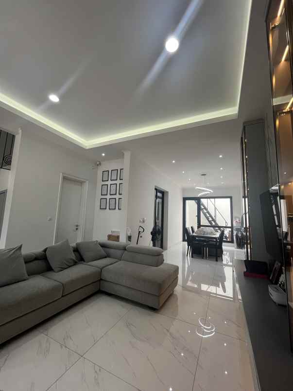 dijual rumah sutera winona