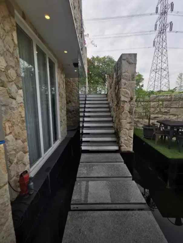 dijual rumah taman hunian satelit