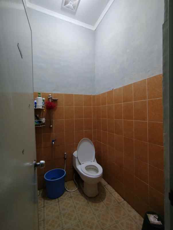 dijual rumah taman serua blok j1 no 19