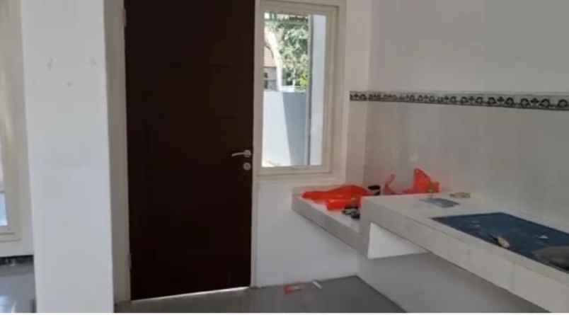 dijual rumah taman wiguna selatan