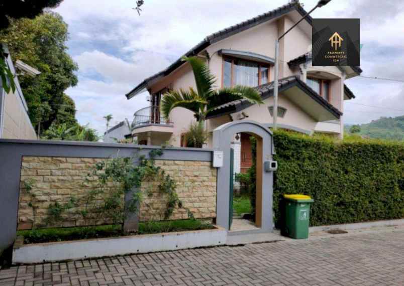 dijual villa jl lembang