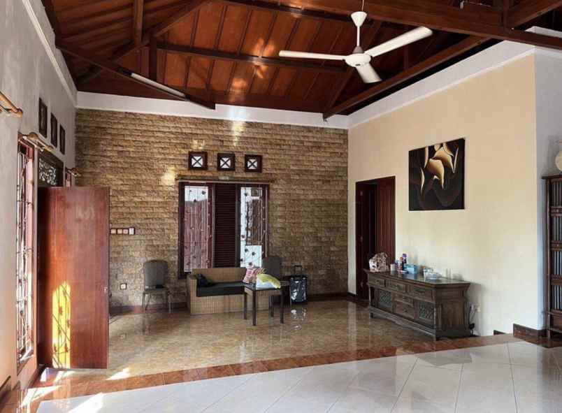 dijual villa jl raya senggigi senteluk