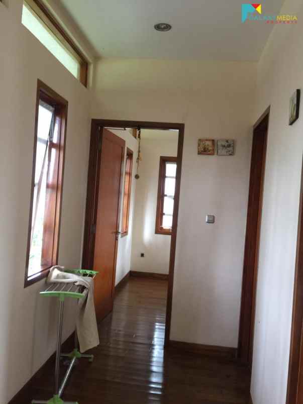 dijual villa mekarwangi lembang bandung