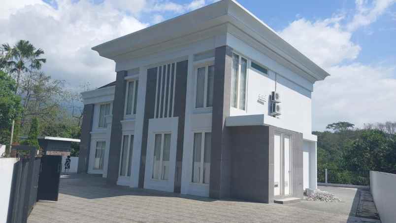 dijual villa taman dayu