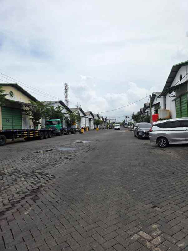 gudang margomulyo ada kantor 1 lantai dan toilet