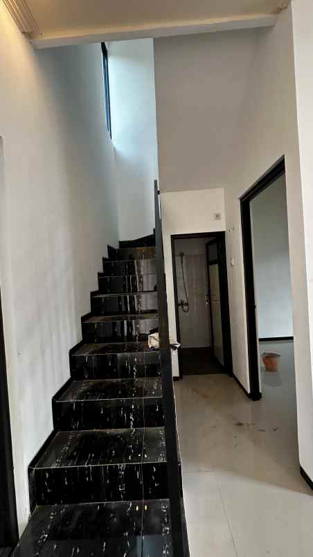 hunian mewah 2 lantai di kawasan strategis kepanjen